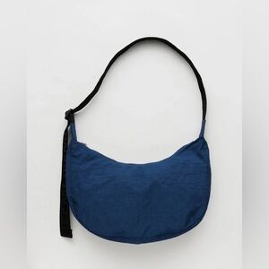 Baggu Crescent bag in Navy blue